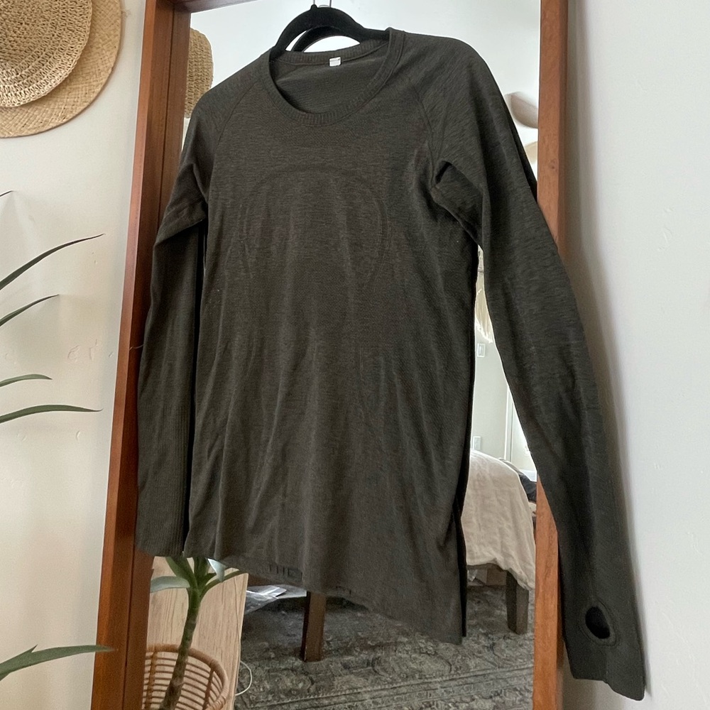 Long sleeves black lululemon shirt dark green size 6